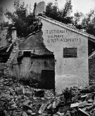 Scritta tracciata con vernice nera su una casa mezzo distrutta di San Biagio a Callalta (TV) e dipinta da mano ignota nei giorni della Battaglia del Solstizio