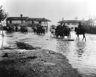 Truppe austro-ungariche attraversano San Canzian d'Isonzo allagata il 28 ottobre 1917